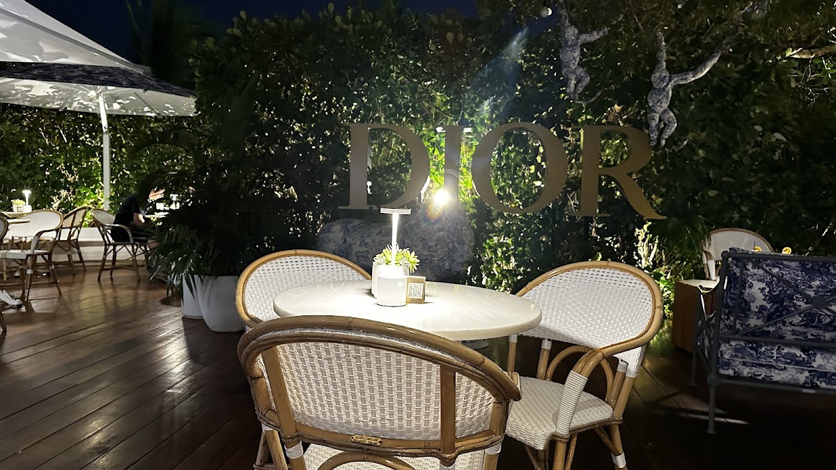 Dior Café
