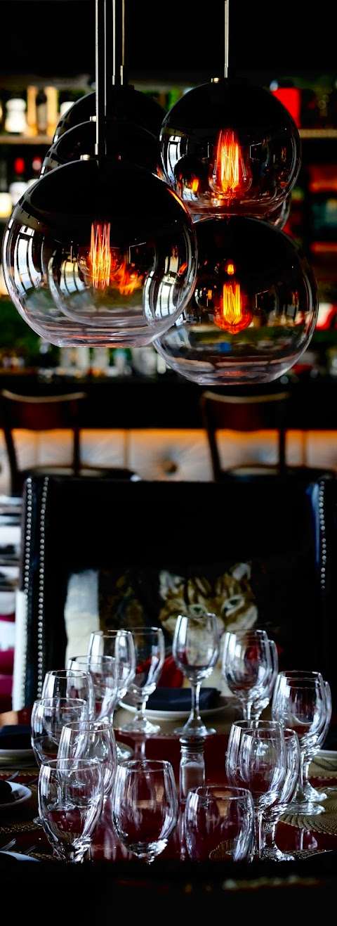 Lola Restaurant & Grill